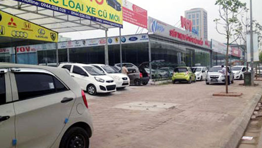 Chợ ôtô cũ Hà Nội: Ủ rũ phơi thân vỉa hè