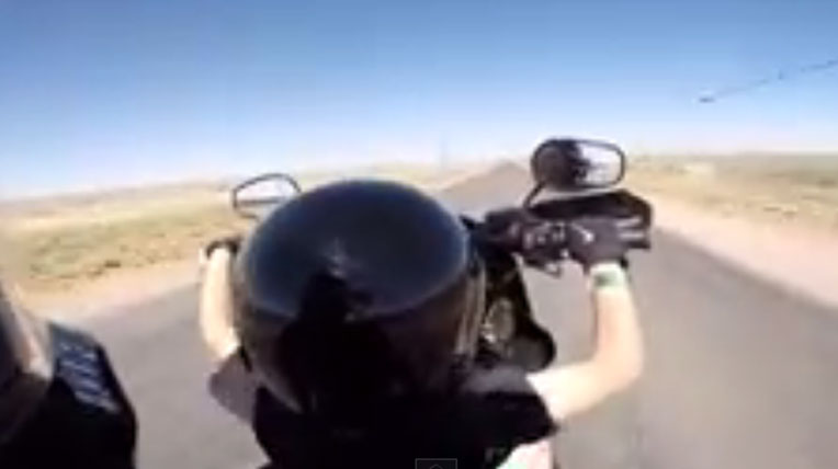 Cậu bé 6 tuổi lái mô-tô phân khối lớn giữa sa mạc