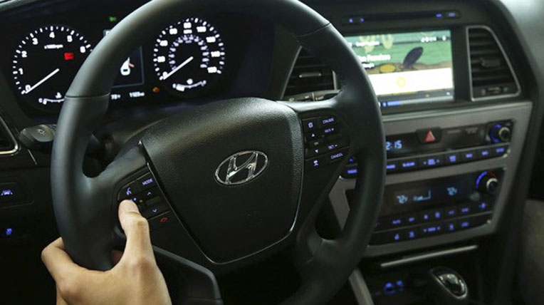 An toàn khi sử dụng màn hình cảm ứng trong ôtô – có hay không?