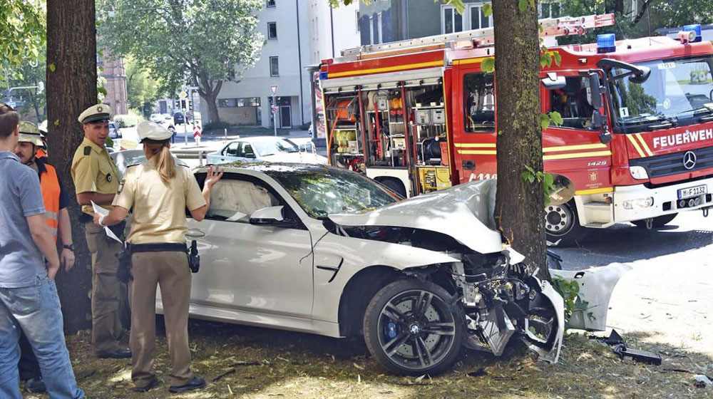 bmw-m4-crash%20(4).jpg