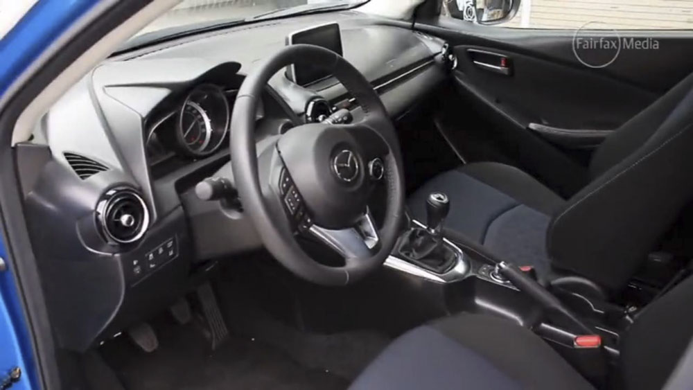 Lộ ảnh nội thất chính thức của Mazda2 2015