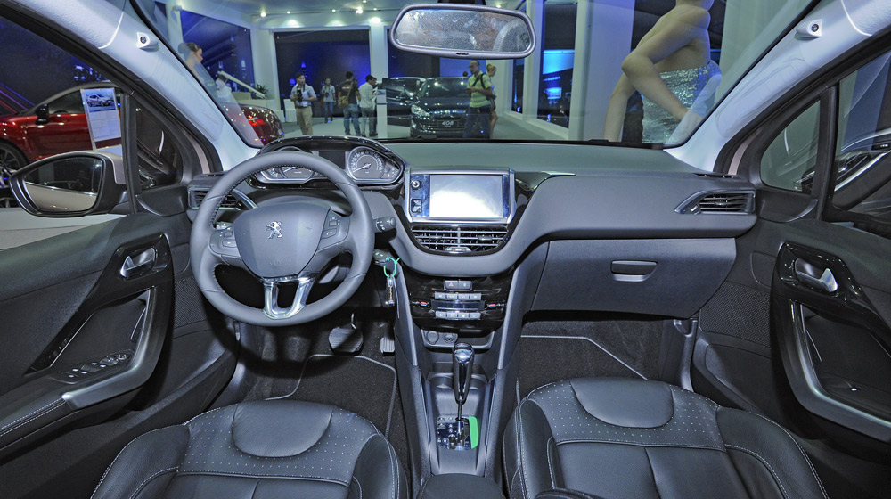 Peugeot-208%20(12).jpg