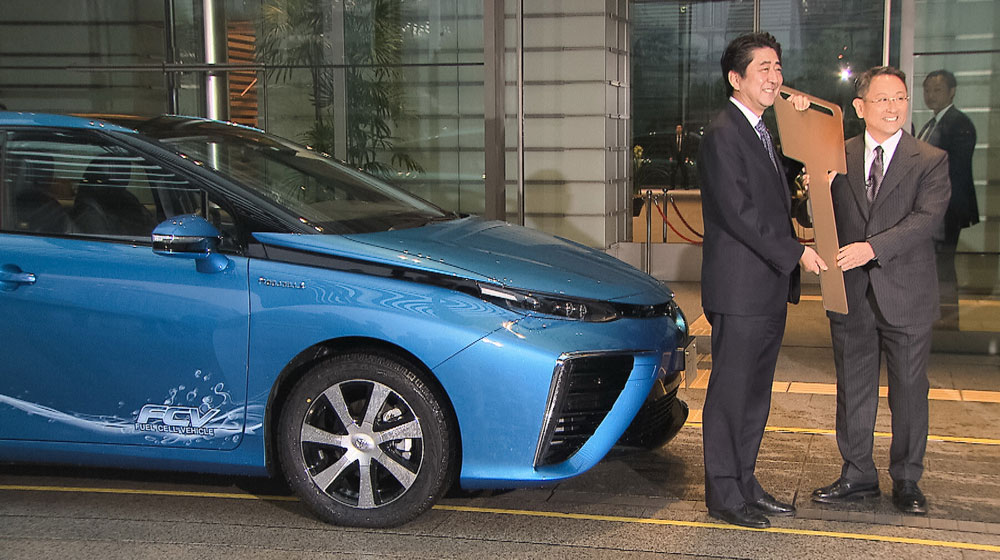 Thủ tướng Nhật nhận chiếc Toyota Mirai đầu tiên