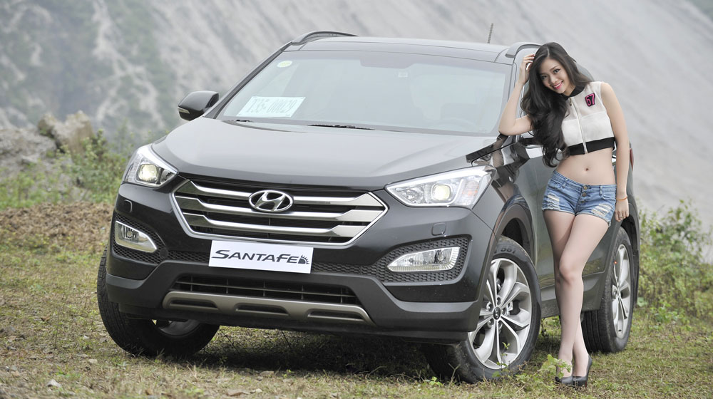 Thiếu nữ Việt gợi cảm bên Hyundai SantaFe 2015