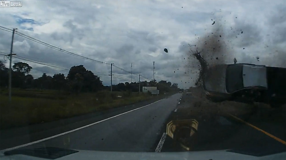 Video: Phản ứng xuất thần, tài xế thoát vụ va chạm kinh hoàng