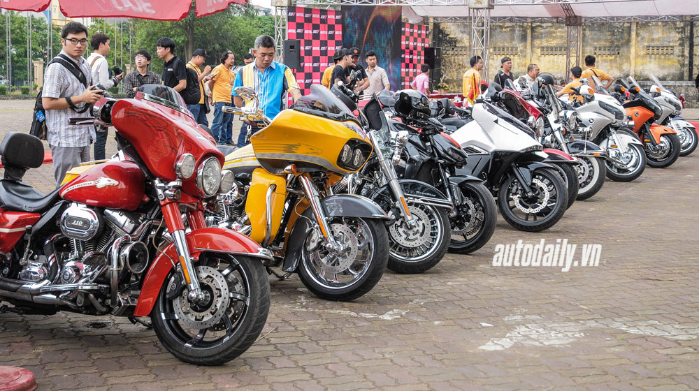 Gần 100 chiếc mô-tô "khủng" cùng tụ họp tại Hà Nội