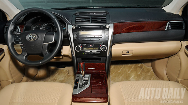 Ảnh chi tiết so sánh trực quan Toyota Camry 2015 và phiên bản cũ anh chi tiet camry 2015 (10).jpg