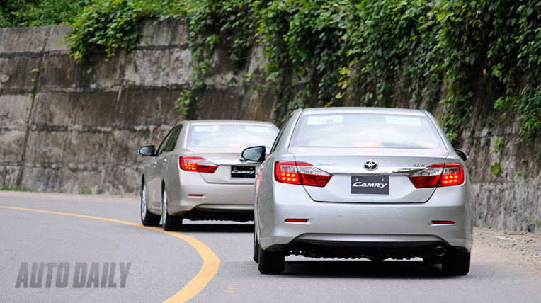 Ảnh chi tiết so sánh trực quan Toyota Camry 2015 và phiên bản cũ anh chi tiet camry 2015 (12).jpg