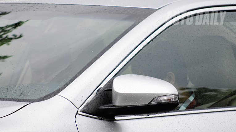 Ảnh chi tiết so sánh trực quan Toyota Camry 2015 và phiên bản cũ anh chi tiet camry 2015 (6).jpg