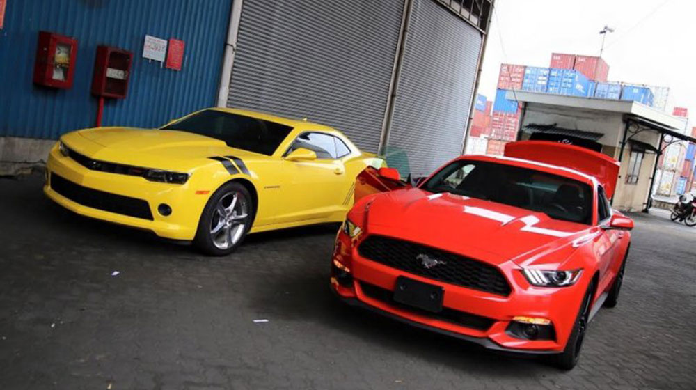 Cặp đôi xe cơ bắp Ford Mustang và Chevrolet Camaro 2015 về Việt Nam