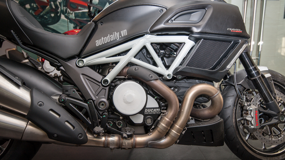 Ducati_Diavel_Carbon%20(8).jpg