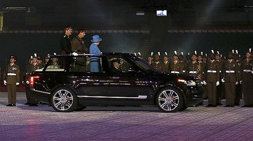 her-majesty-the-queen-has-a-hybrid-range-rover-lwb-landaulet-photo-gallery-96589-7%20copy.jpg