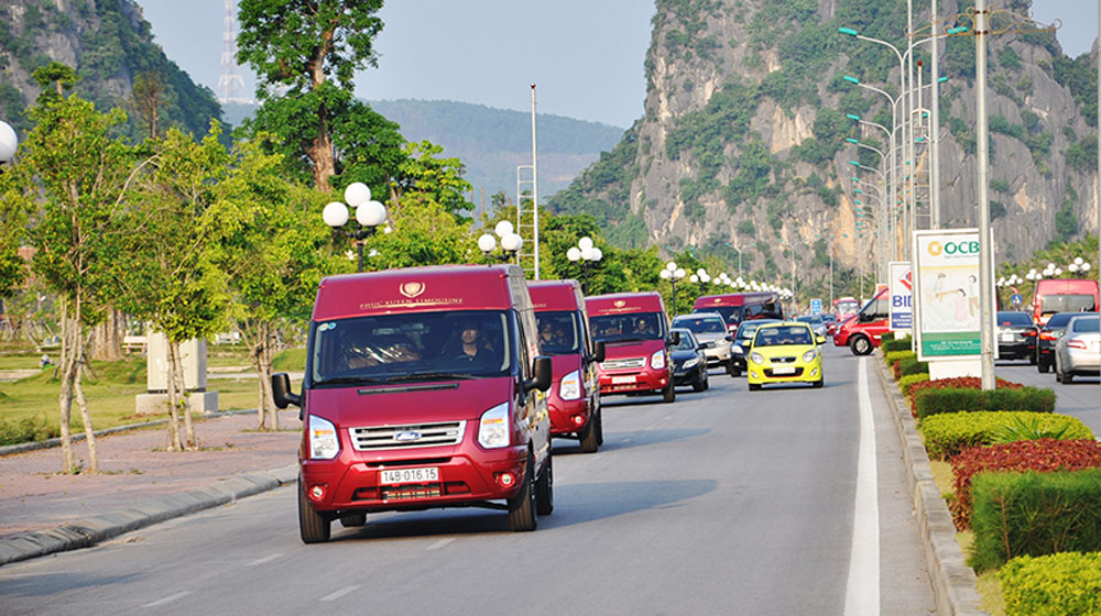 Xe-trong-le-ra-mat-(nguon-Bao-Quang-Ninh).jpg