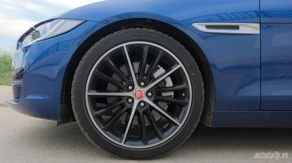 Chi tiết Jaguar XE Portfolio màu 