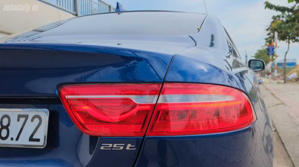 Chi tiết Jaguar XE Portfolio màu 