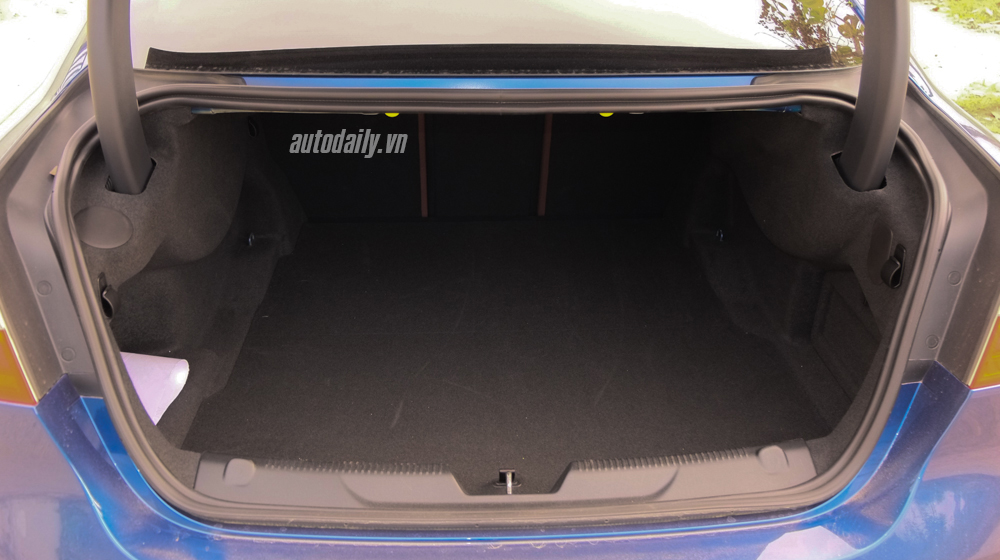 Chi tiết Jaguar XE Portfolio màu 