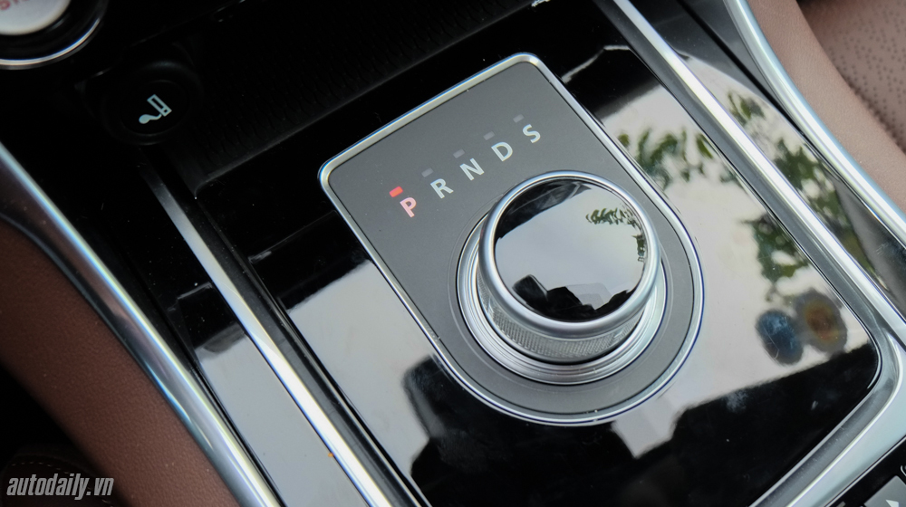 Chi tiết Jaguar XE Portfolio màu 