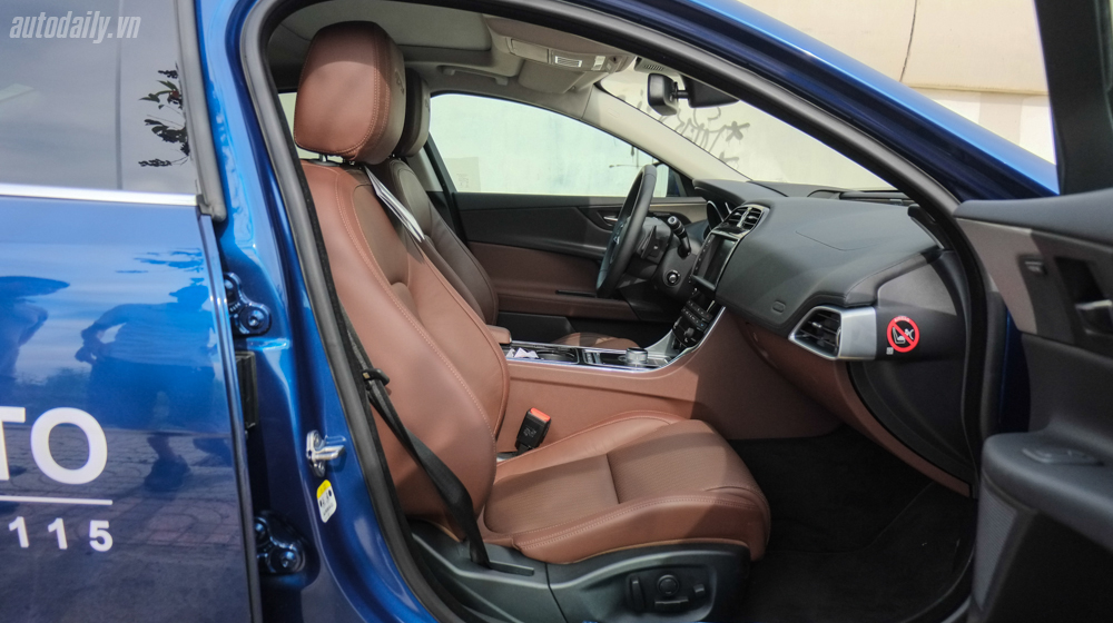 Chi tiết Jaguar XE Portfolio màu 