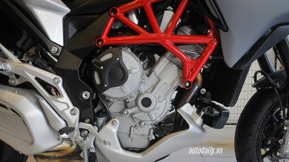 MV_Agusta_Turismo_Veloce_800_Lusso%20(8).jpg