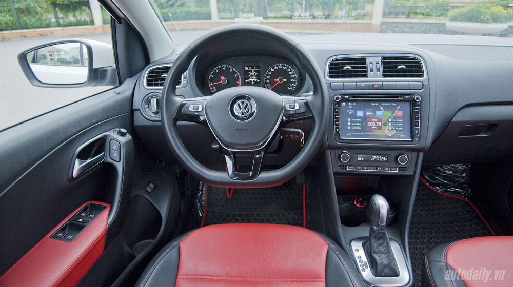 volkswagen-polo-sedan-interior-(17).jpg