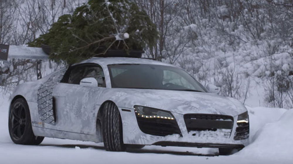Audi R8 drift trên tuyết với cây thông Noel
