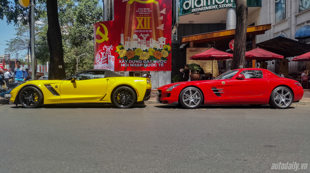 Cặp siêu xe mới ra biển rực rỡ trên phố Sài Gòn