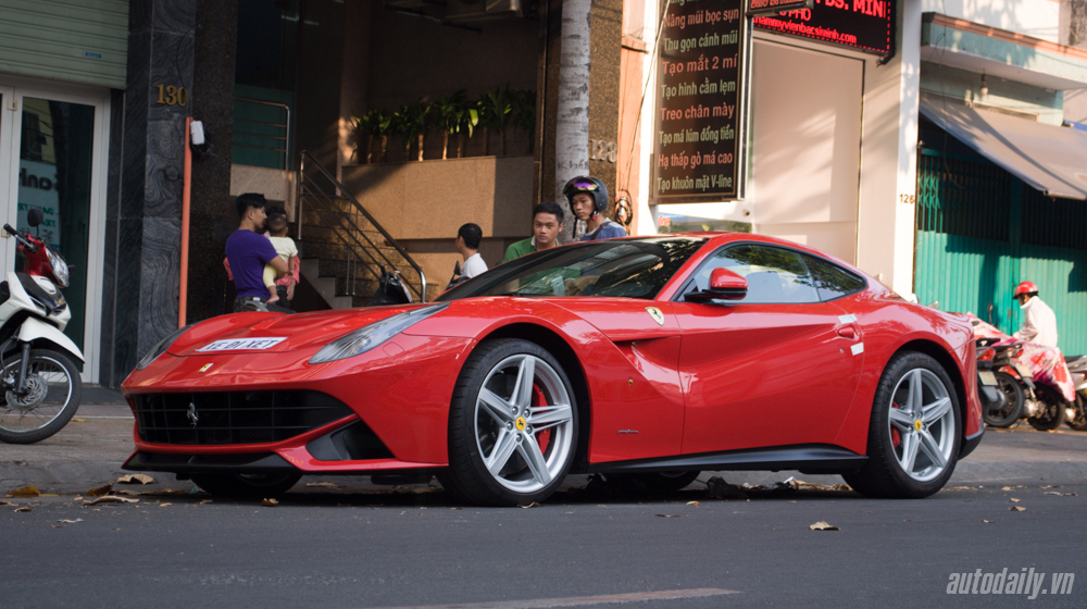 Ferrari_F12_Berlinetta%20(11).jpg