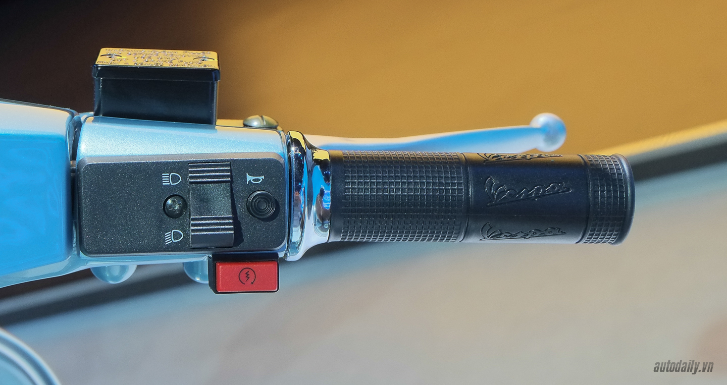 Xem thêm ảnh phiên bản kỷ niệm 70 năm Vespa 125 Vespa_PX_70th (8).jpg