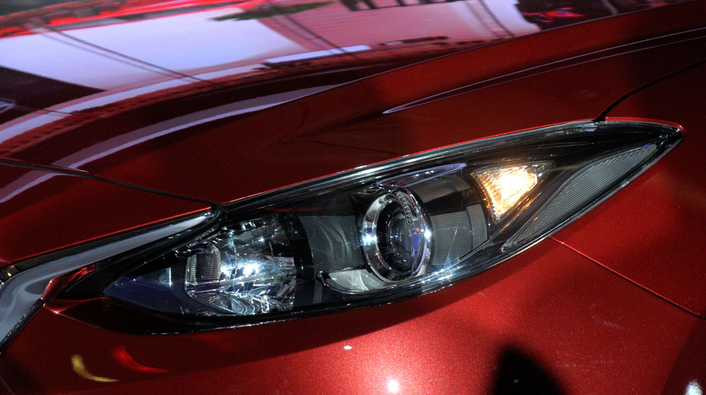 Bán xe Mazda 3 Hatchback đời 2015 màu trắng giá 700 triệu