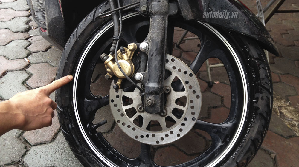 Lốp không săm xe máy – Tired of flat tires? Hãy cùng đổi sang loại lốp không săm cho xe máy của mình nhé. Lốp không săm không chỉ ngăn ngừa các tình huống không may xảy ra trên đường mà còn giúp bạn tiết kiệm thời gian và công sức trong việc bảo trì lốp. Xem ảnh để cảm nhận được sự tiện lợi và an toàn của loại lốp này.