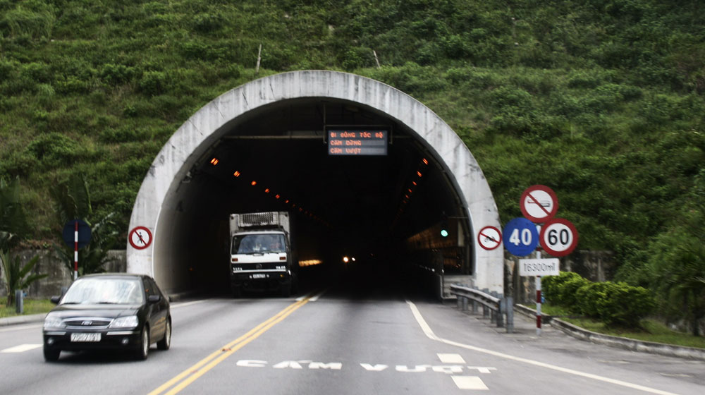 Hai_Van_Tunnel_North_Entrance.jpg