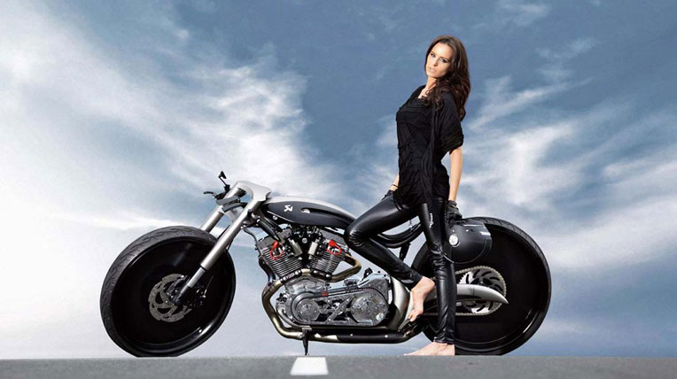 Người đẹp sexy bên xe máy độ