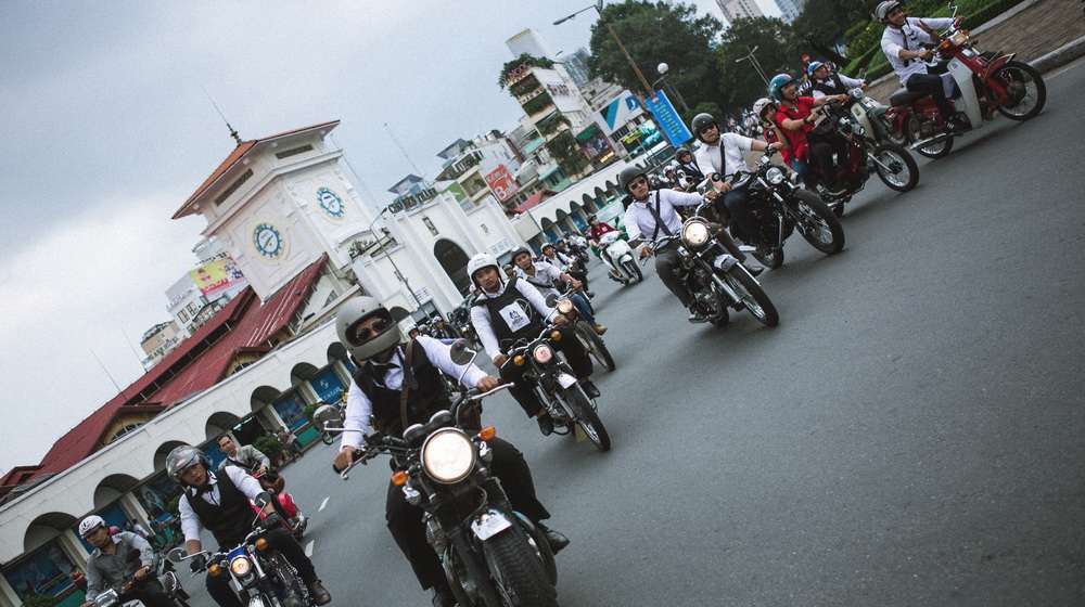 Hàng trăm "quý ông" cưỡi môtô trên đường phố Sài Gòn