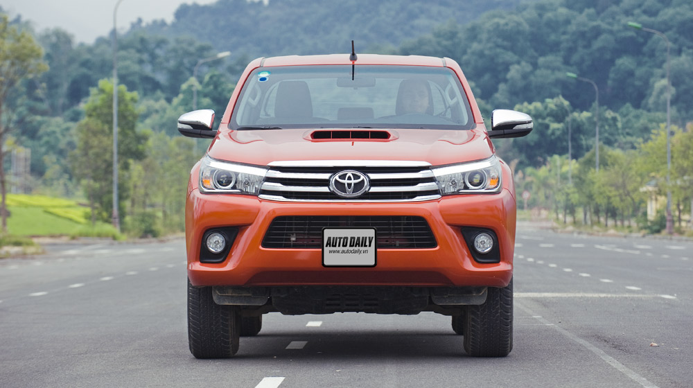 Chi tiết Toyota Hilux 3.0AT 2015