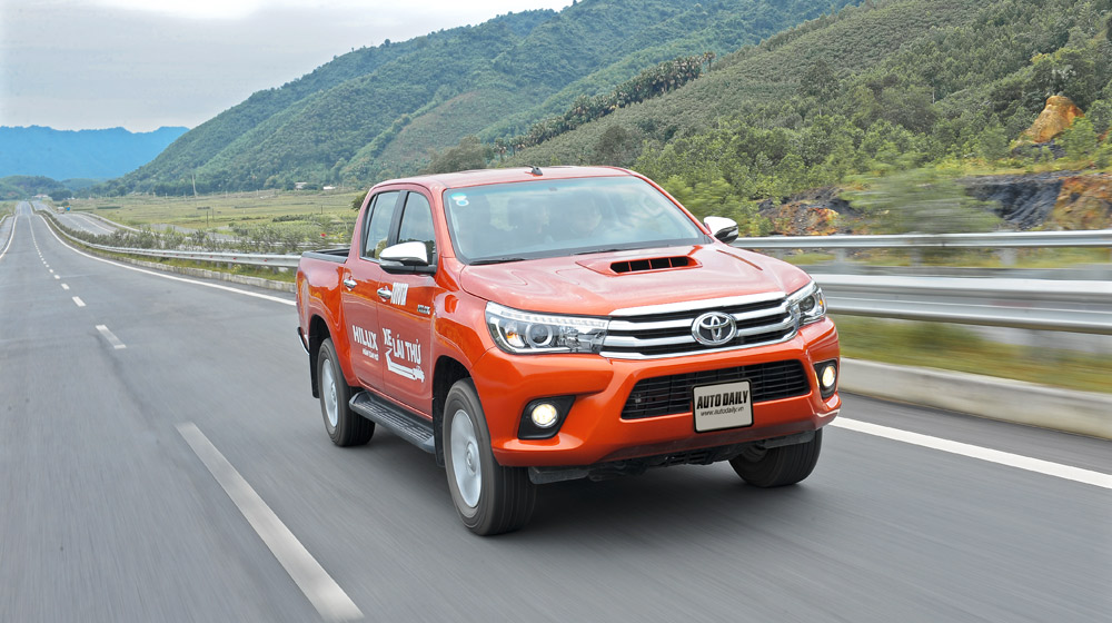 Chi tiết Toyota Hilux 3.0AT 2015