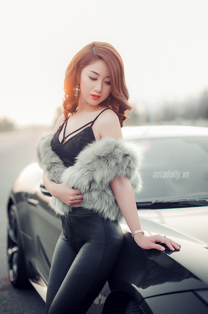 Jaguar F-type R Coupe bên người đẹp Hà Thành